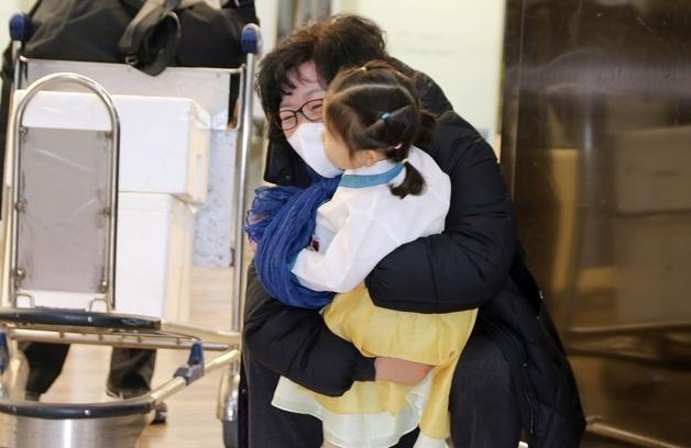 한복 입은 손녀 달려오자 '웃음꽃'…귀성·여행객 맞이 분주한 제주공항