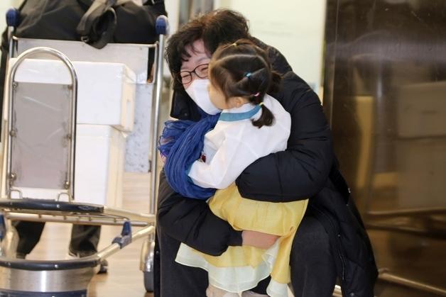 반가운 손녀 얼굴에 '활짝'…제주공항 귀성객·여행객으로 '북적'