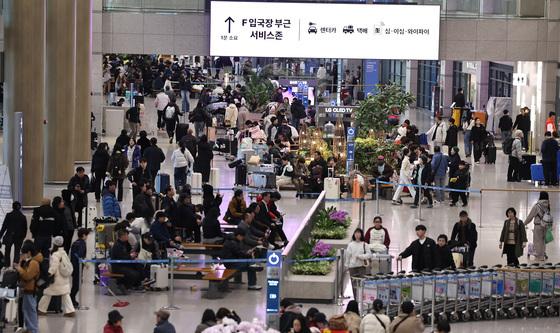 해외여행객으로 북적이는 인천공항 입국장