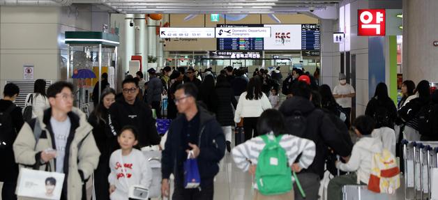 설 연휴 마지막 날 제주공항 '북적'…승객 9만 명 오간다