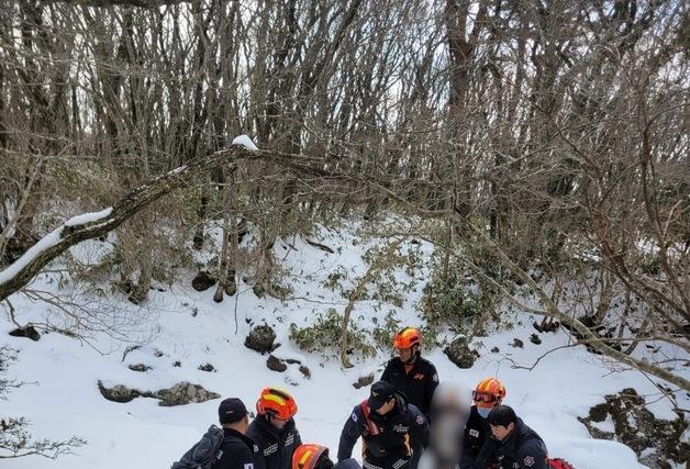 제주서 50대·20대 등반객 눈길 산행 중 잇따라 부상
