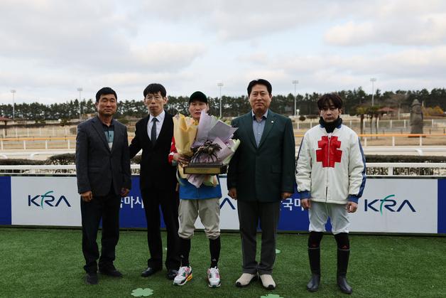 렛츠런파크 제주 박성광 기수 통산 500승 달성