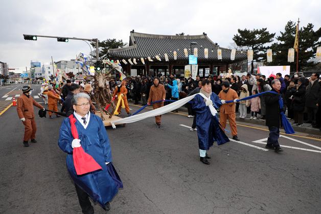 나무 소 끌며 풍년 기원…제주서 새봄맞이 '탐라국 입춘굿' 열려