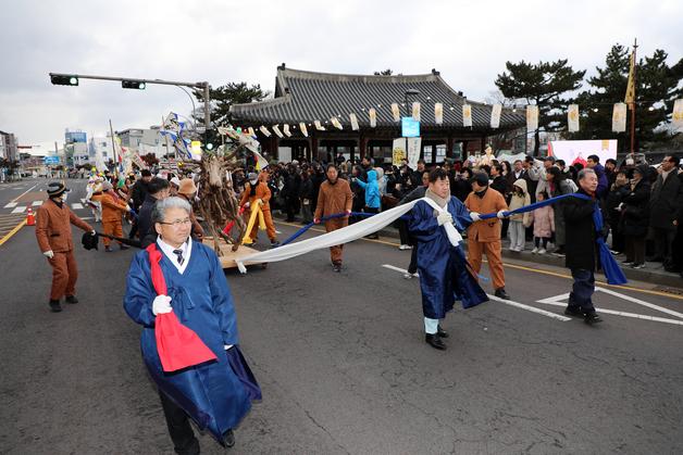 나무 소 끌며 풍년 기원…제주서 새봄맞이 '탐라국 입춘굿' 열려