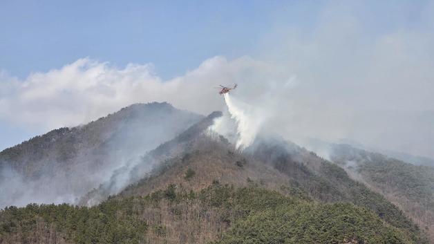 경남 함양 산불 현장에 투입된 헬기
