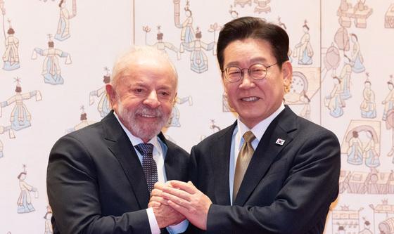 룰라 브라질 대통령 손 잡은 이재명 대통령