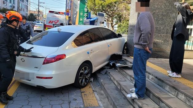 80대 몰던 승용차 주민센터 건물 '쿵'…운전자 무릎 등 부상