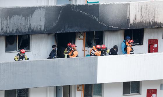 은마아파트 화재 현장 감식하는 경찰·소방