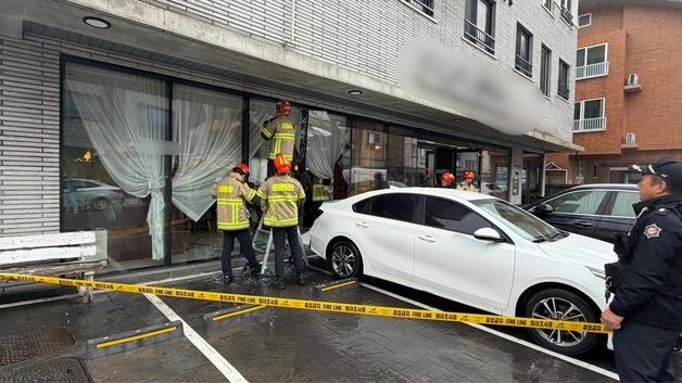 제주서 렌터카 후진하다 음식점 유리창 돌진…1명 다쳐