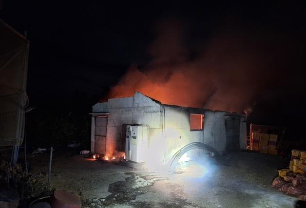 제주시 한경면 농자재 창고 화재…인명피해 없어