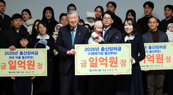 이중근 회장 "출산장려금 1억 입사 하루 만에 받기도…바로 퇴사? 반환 없다"