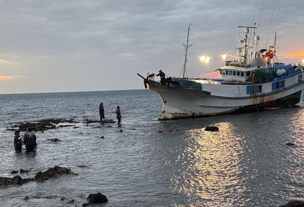 제주 앞바다서 '암초 충돌' 29톤 어선, 8시간 만에 귀항(종합)