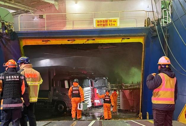 목포행 화물선 내 차량화재 초진…"화물차 3대 불에 타"