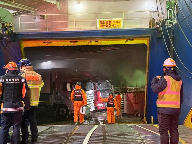 목포행 화물선 내 화물차 화재 완진…4명 병원 이송(종합)