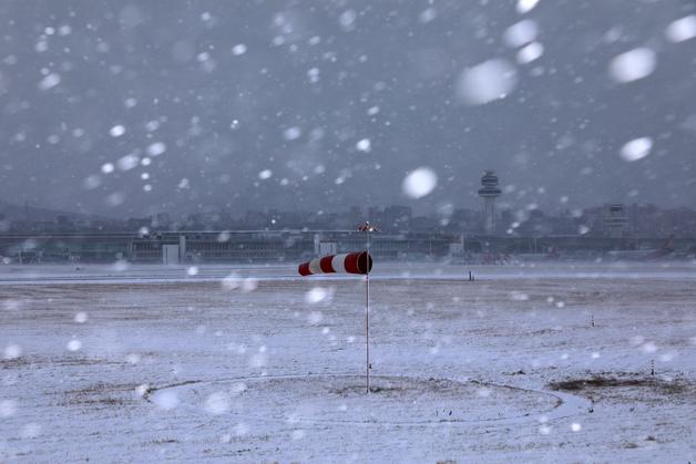 '강한 눈폭풍' 제주공항 오전 10시까지 활주로 폐쇄…62편 결항
