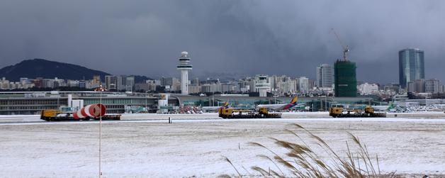 '눈폭풍' 제주공항 활주로 5시간 만에 재개…오전 155편 결항
