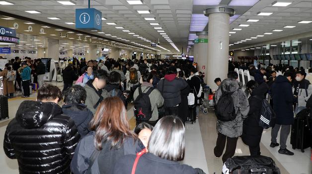 1만명 발묶인 제주공항 '표구하기' 전쟁…"첫 휴간데" 공군도 발동동
