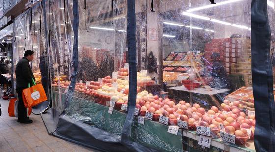 추위와의 싸움…과일 점포마다 방풍막 등장