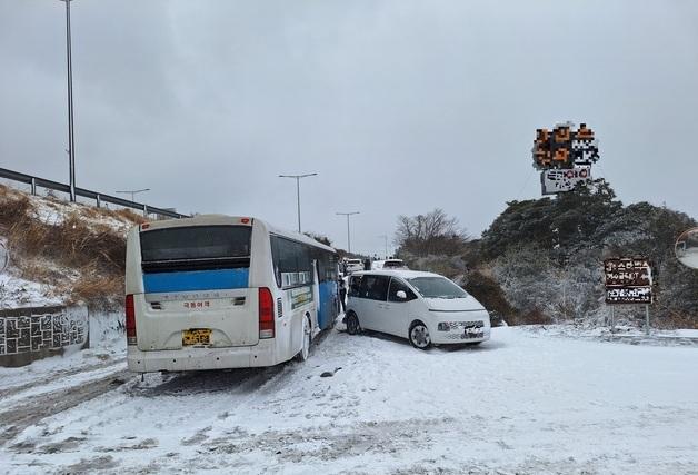 버스-승합차 '쿵' 3명 부상…제주 눈길 사고 속출