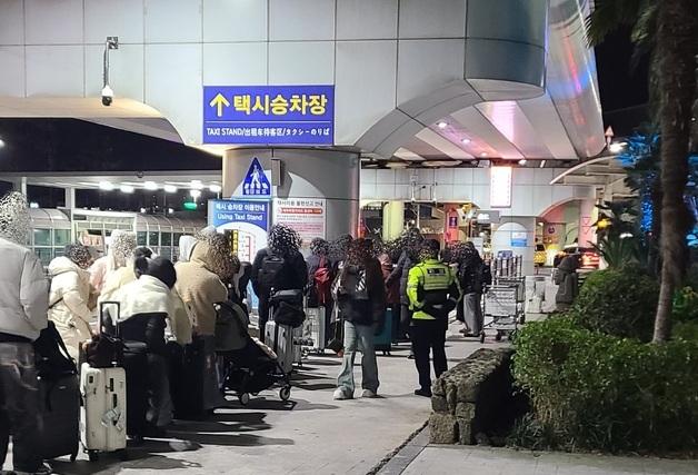"폭설 속 제주 왔는데 택시·버스 끊겨"…한밤의 수백명 승객 이송