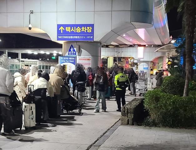 "폭설 속 제주 왔는데 택시·버스 끊겨"…한밤의 수백명 승객 이송