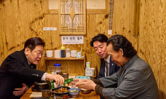 이재명 대통령, 설 명절 앞 통인시장 깜짝 방문