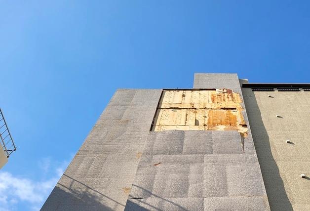 제주 일도이동 한 아파트 외벽 일부 떨어져…소방 통제 중