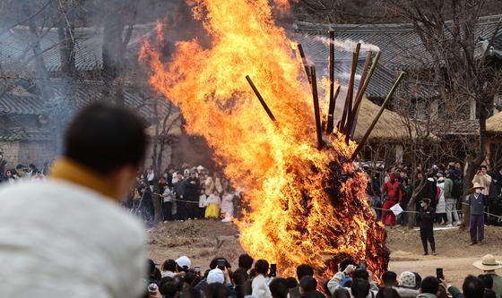 액운 쫓는 달집 태우기