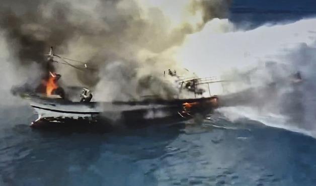 해경 '차귀도 어선 화재' 실종자 2명 야간 수색