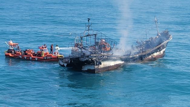 제주 차귀도 어선 화재 7시간째 진압 중…"한국인 선원 2명 실종"(종합)