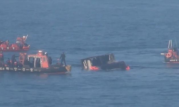 제주 차귀도 화재 어선, 결국 침몰…실종자 2명 수색 중