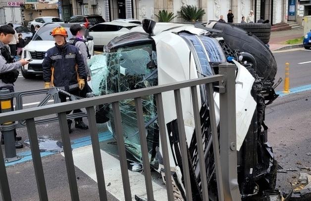 제주시내 승용차 전도 사고…20대 운전자 이송