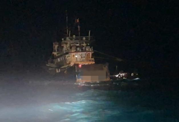 제주 바다서 몰래 조업하던 중국 어선 나포…해경, 화순항 압송