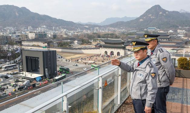 BTS 공연 무대설치 현장 살펴보는 박정보 서울경찰청장