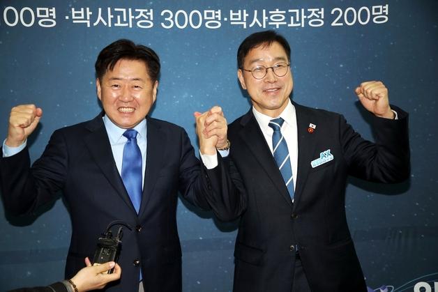 150m 두고 '세 과시'…오영훈 북콘서트 vs 위성곤 출판기념회