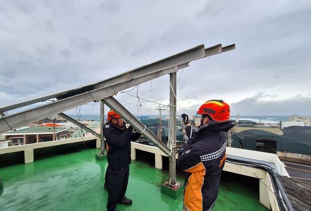 태양광 패널 날아가고, 외벽 떨어지고…제주, '태풍급' 강풍에 피해 속출