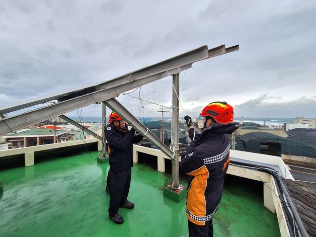 태양광 패널 날아가고, 외벽 떨어지고…제주, '태풍급' 강풍에 피해 속출