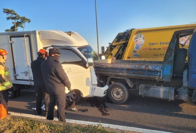 제주서 SUV·트럭 등 차량 3대 충돌…2명 다쳐