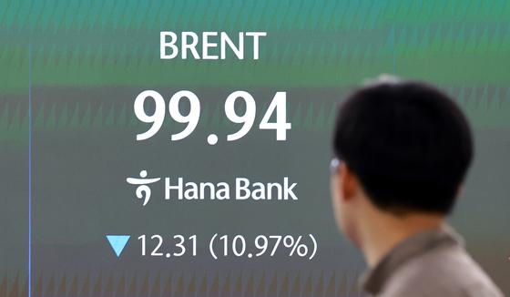 트럼프 에너지 인프라 공습 중단에 '국제유가 급락'