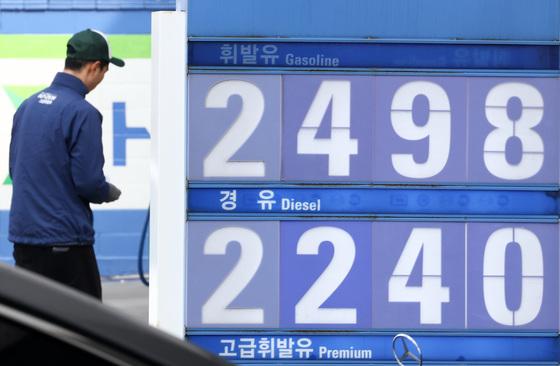 싼 주유소 찾아 긴 줄…2차 최고가격제 첫날 "꽤 올라 부담"(종합)
