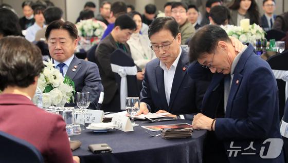 민주당 제주지사 경선 3인방, 후보간 의혹 두고 날 선 신경전