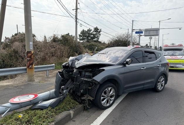 제주서 SUV차량 전신주 충돌…4명 중·경상