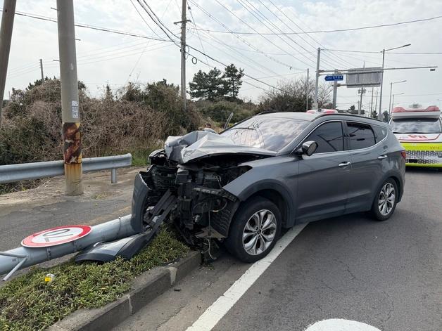 제주서 SUV차량 전신주 충돌…4명 중·경상