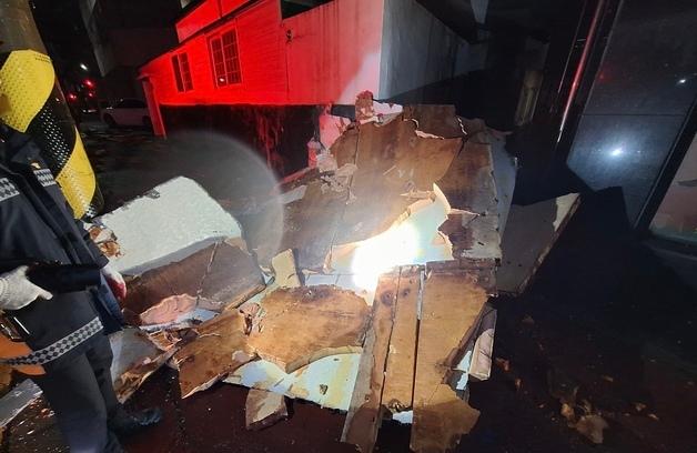 신호등 기울고 건물 외장재 와르르…제주 태풍급 강풍 피해 37건