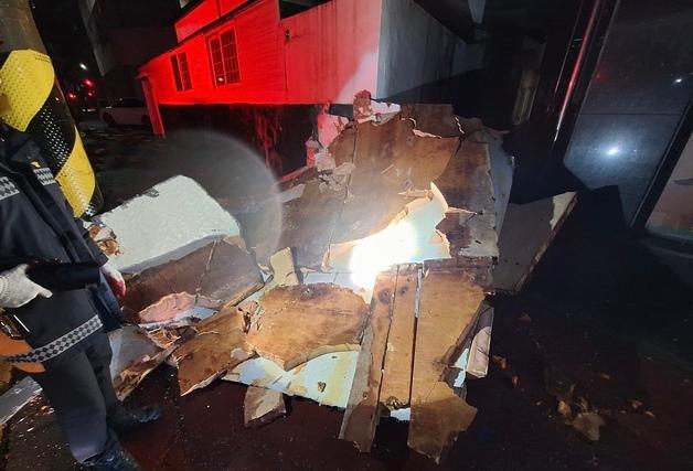 제주 태풍급 강풍에 건물 외장재 와르르…피해 37건