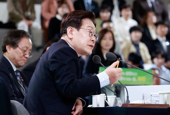 李대통령 "화석에너지 의존 미래 위험…재생에너지 신속 전환해야"