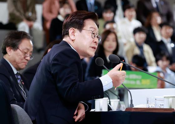 李대통령 "화석에너지 의존 미래 위험…재생에너지 신속 전환해야"