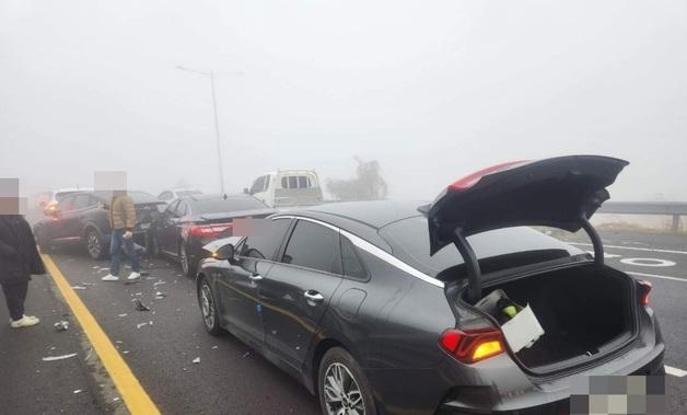 짙은 안개 낀 제주 평화로서 차량 추돌사고 잇따라