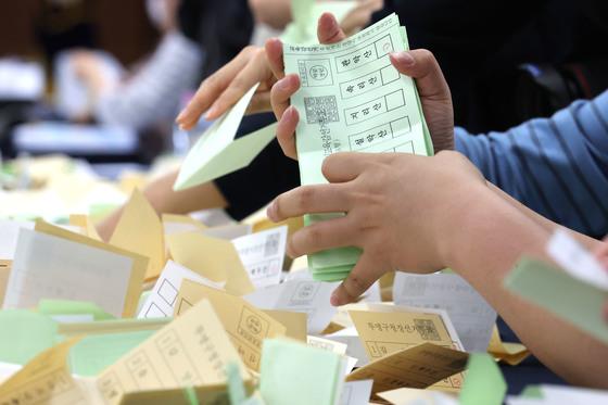 [지선 D-60] 양강·다자·경선 뜨거운 지역 선거판…표심 잡기 분주(종합)