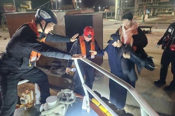 서귀포해경, 제주 우도서 손가락 일부 절단 20대 이송